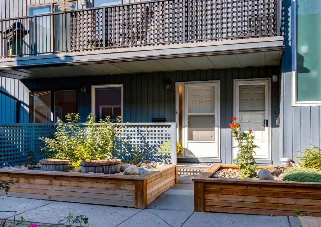 123 13 Avenue NE Calgary AB T2E 1B5