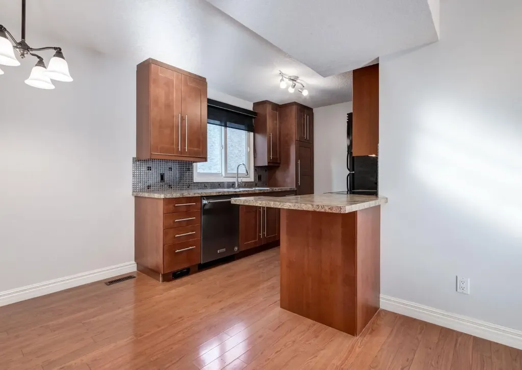 123 13 Avenue NE Calgary AB T2E 1B5