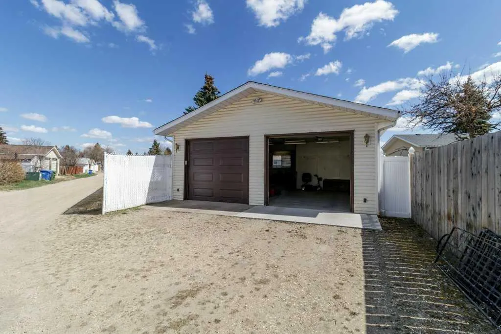 40 Neal Close Red Deer AB T4P 1N4