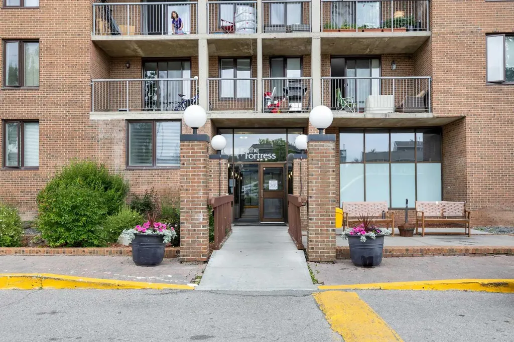 4944 Dalton Drive NW Calgary AB T3A 2E6