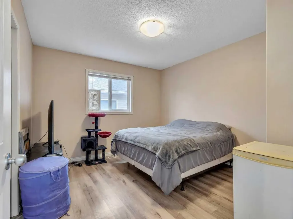 60 Sherwood Way NW Calgary AB T3B 1M7