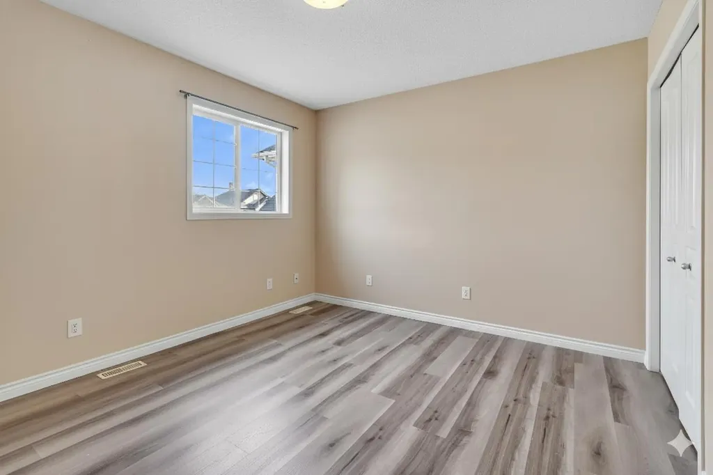 60 Sherwood Way NW Calgary AB T3B 1M7