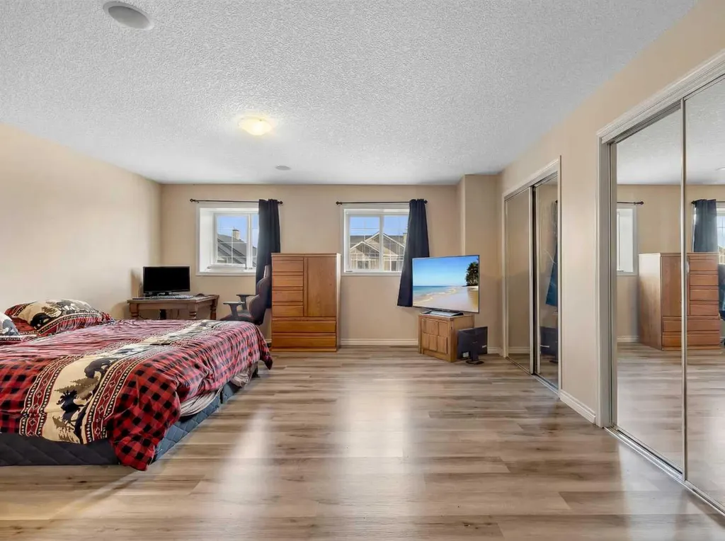 60 Sherwood Way NW Calgary AB T3B 1M7