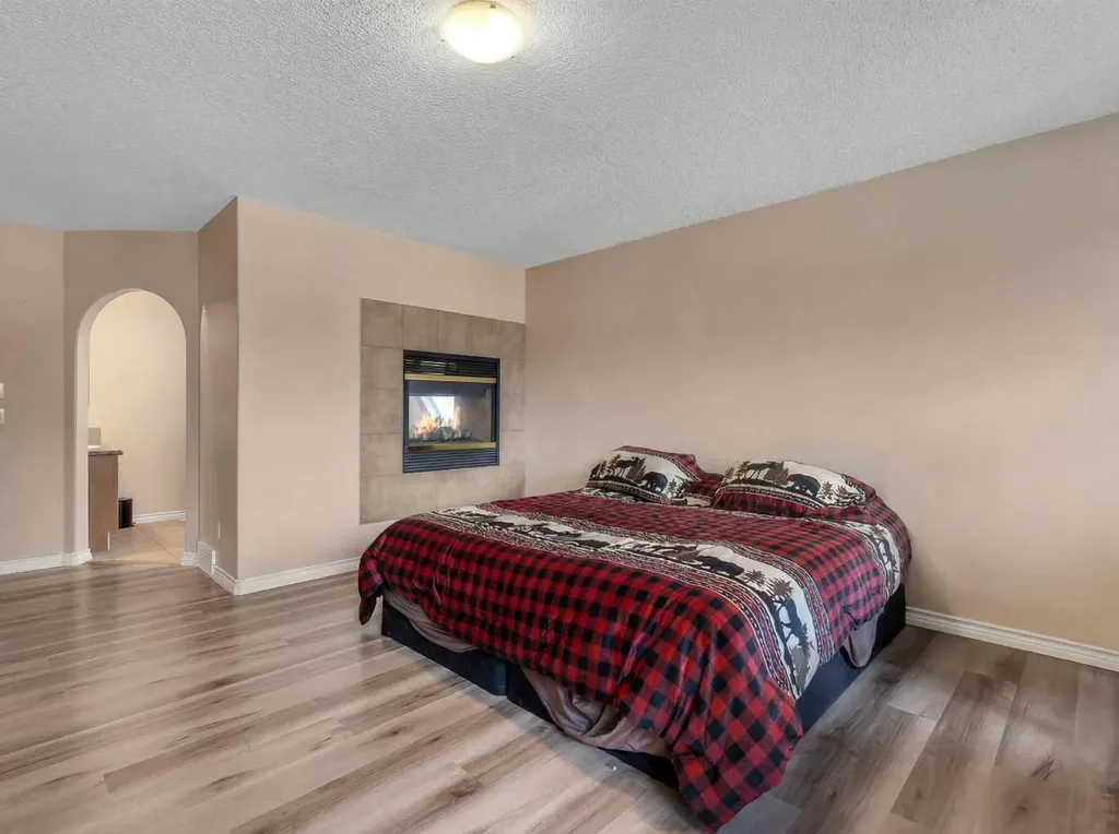 60 Sherwood Way NW Calgary AB T3B 1M7