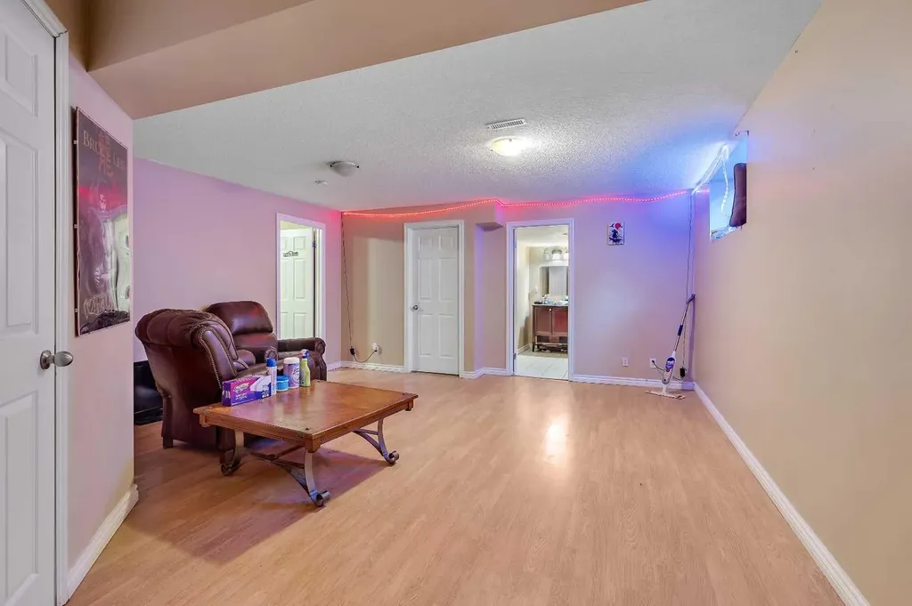 60 Sherwood Way NW Calgary AB T3B 1M7