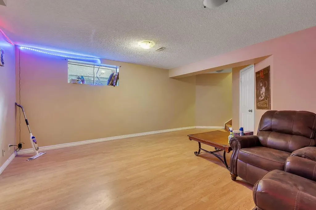 60 Sherwood Way NW Calgary AB T3B 1M7