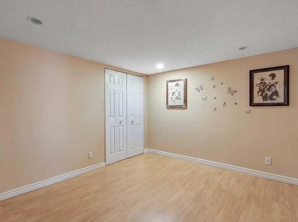 60 Sherwood Way NW Calgary AB T3B 1M7