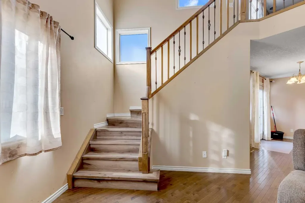 60 Sherwood Way NW Calgary AB T3B 1M7