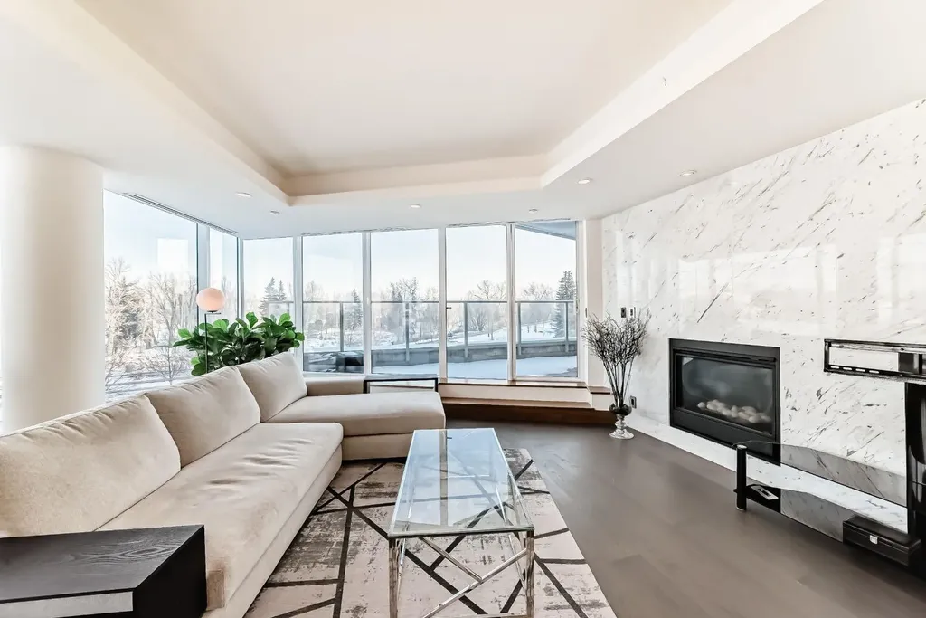 738 1 Avenue SW Calgary AB T2P 5G8