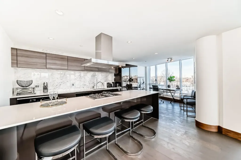 738 1 Avenue SW Calgary AB T2P 5G8