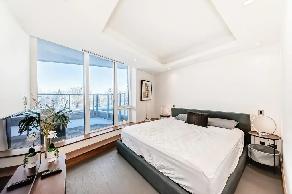 738 1 Avenue SW Calgary AB T2P 5G8