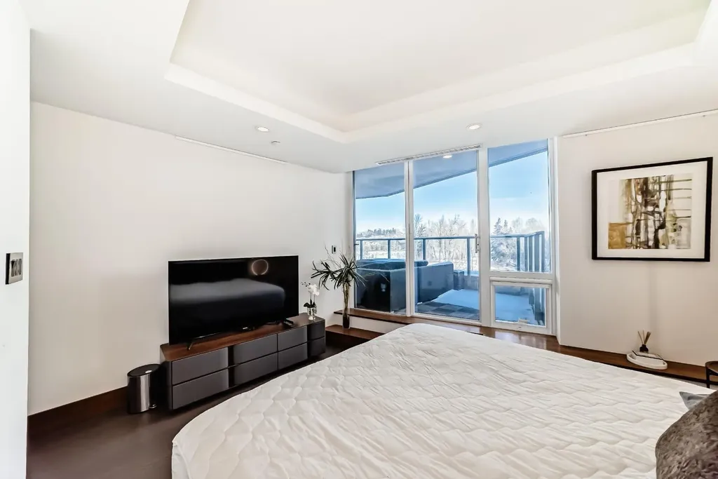 738 1 Avenue SW Calgary AB T2P 5G8
