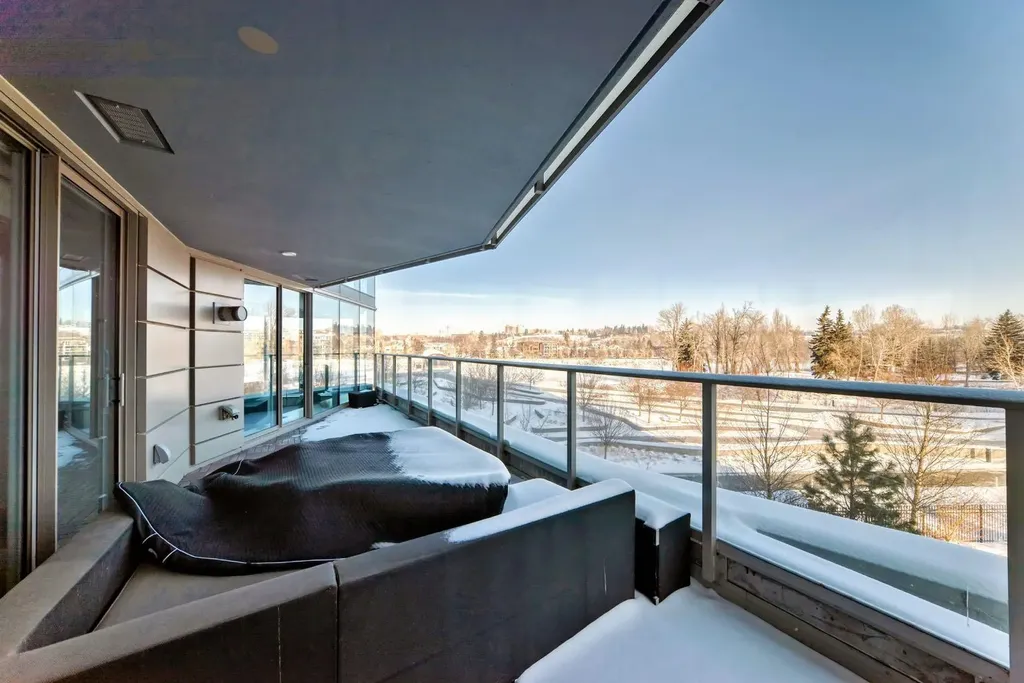 738 1 Avenue SW Calgary AB T2P 5G8