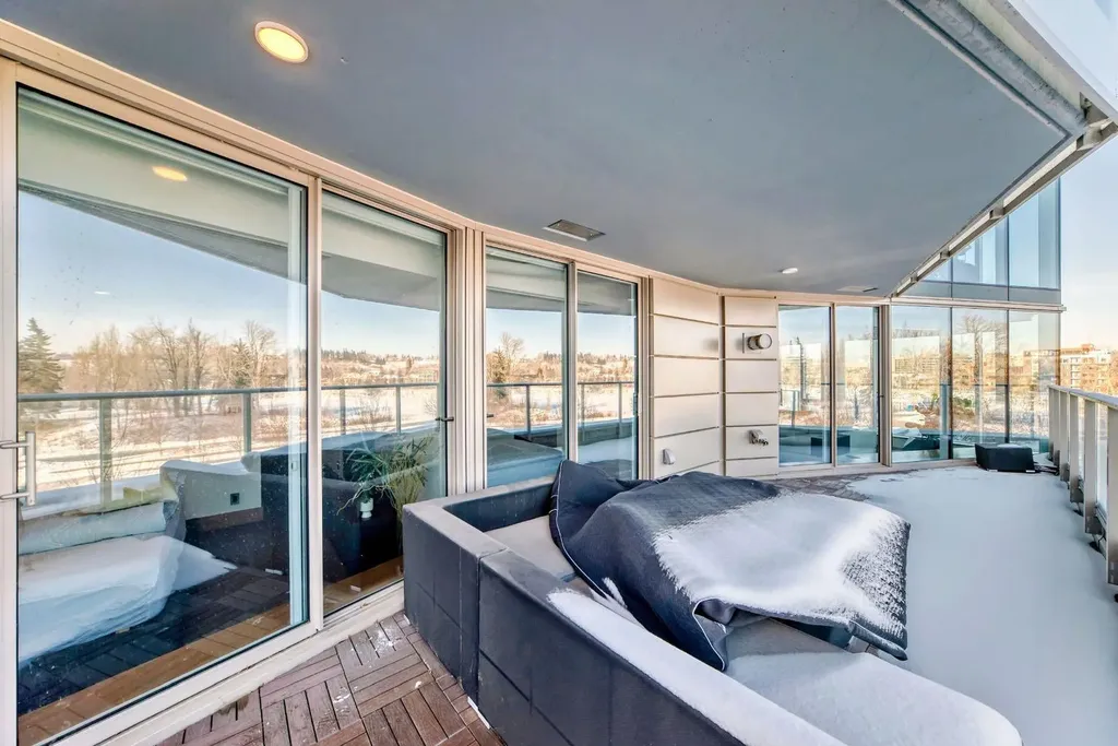 738 1 Avenue SW Calgary AB T2P 5G8
