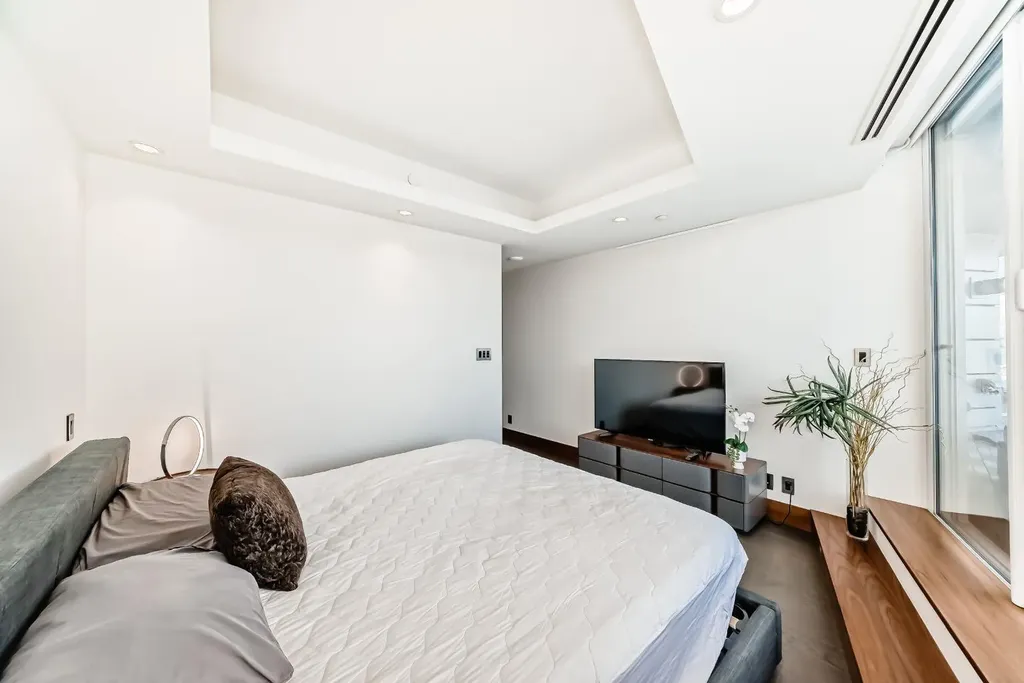 738 1 Avenue SW Calgary AB T2P 5G8