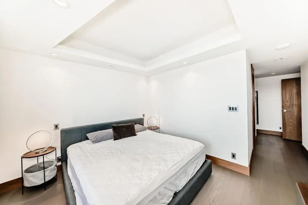 738 1 Avenue SW Calgary AB T2P 5G8