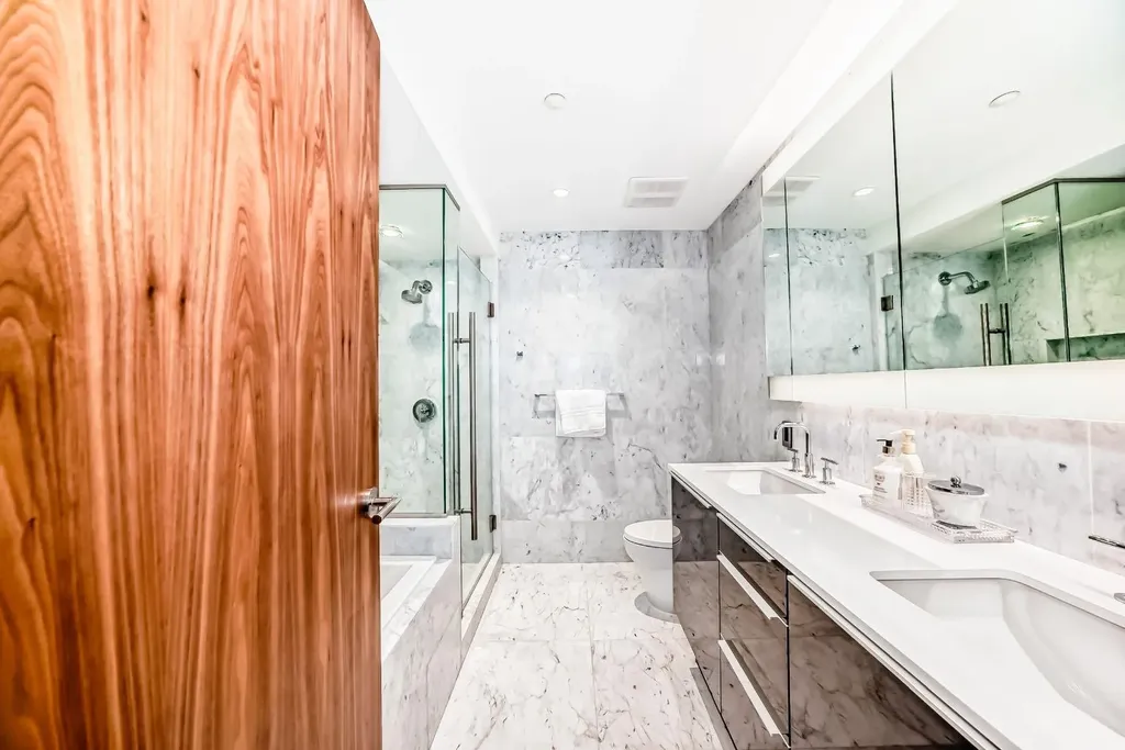 738 1 Avenue SW Calgary AB T2P 5G8