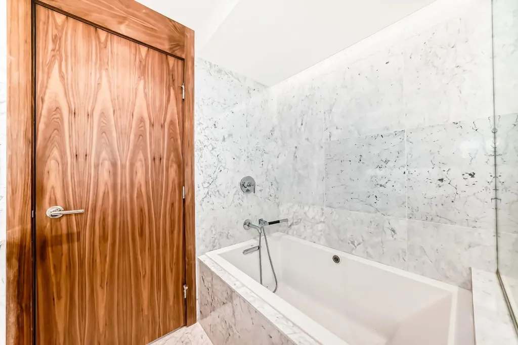 738 1 Avenue SW Calgary AB T2P 5G8