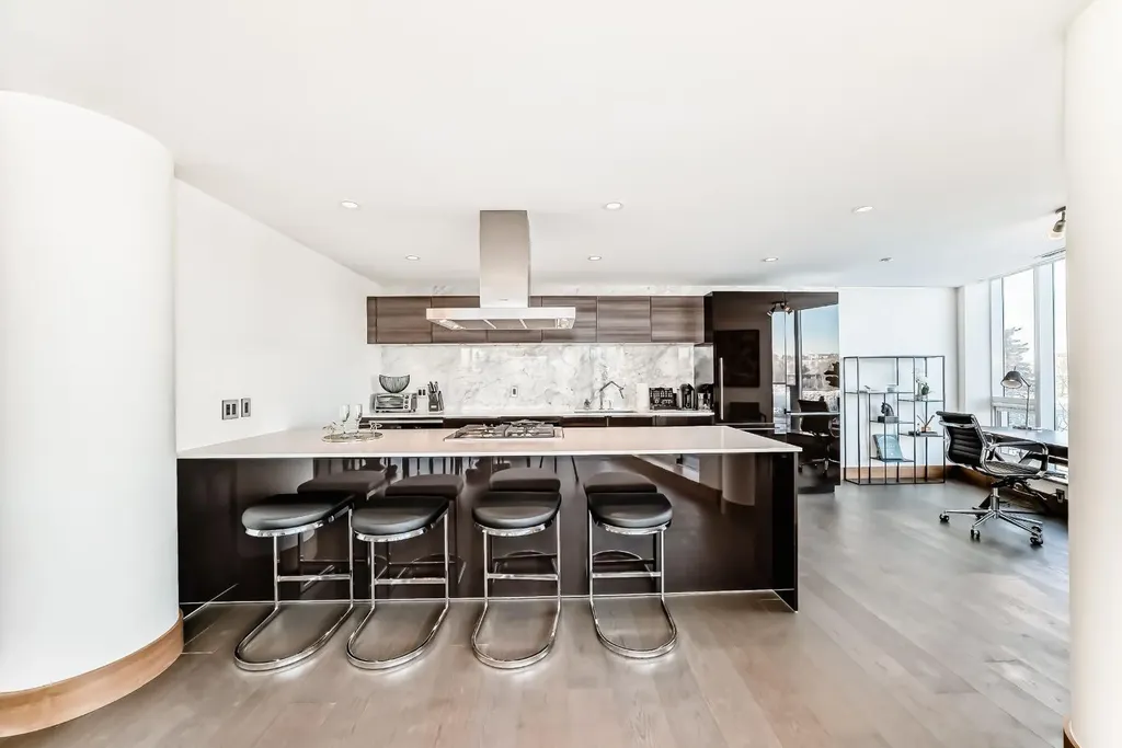 738 1 Avenue SW Calgary AB T2P 5G8