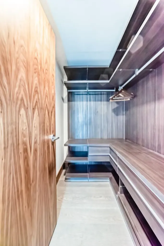 738 1 Avenue SW Calgary AB T2P 5G8