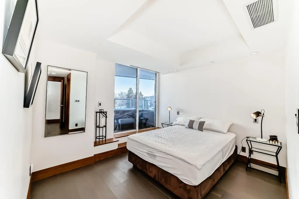 738 1 Avenue SW Calgary AB T2P 5G8