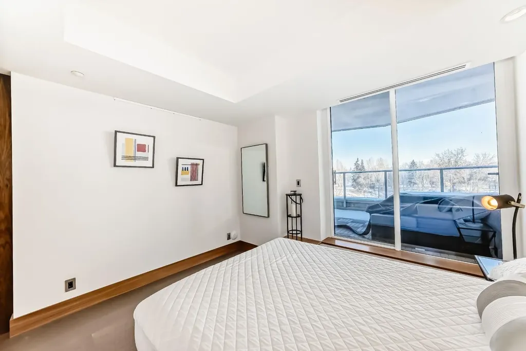 738 1 Avenue SW Calgary AB T2P 5G8