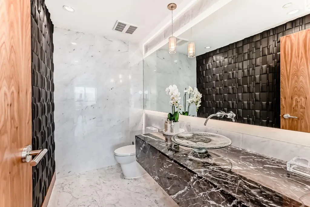 738 1 Avenue SW Calgary AB T2P 5G8