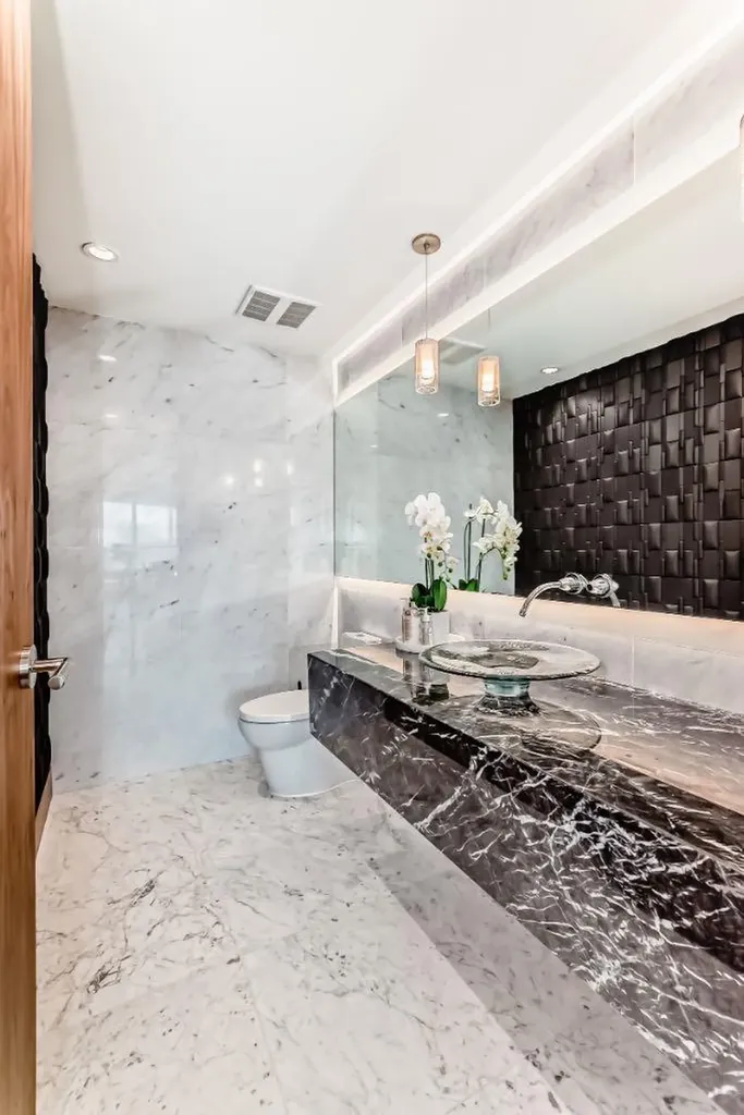738 1 Avenue SW Calgary AB T2P 5G8