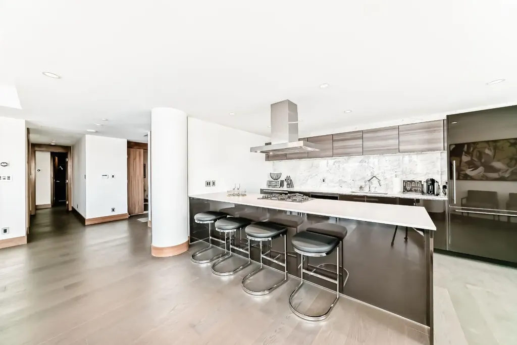 738 1 Avenue SW Calgary AB T2P 5G8