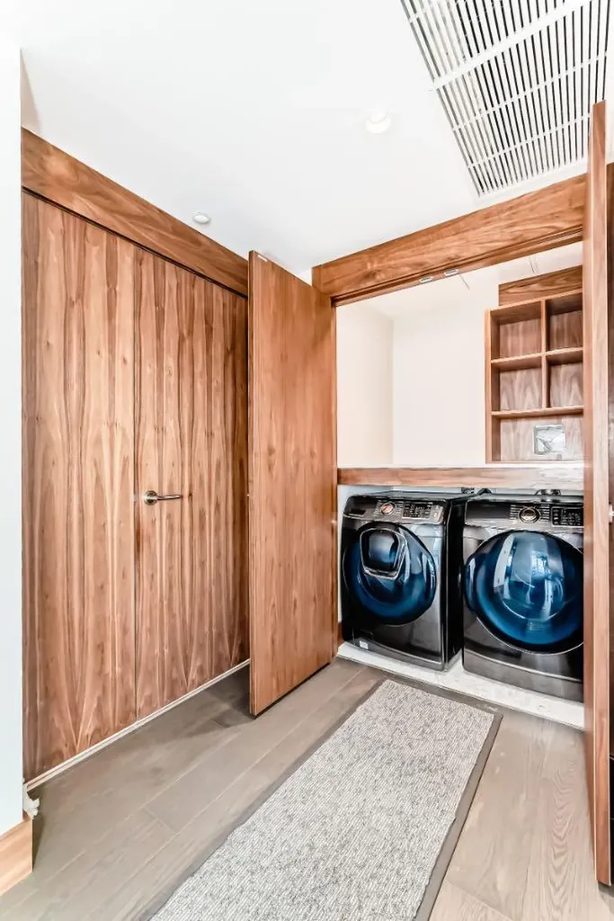 738 1 Avenue SW Calgary AB T2P 5G8