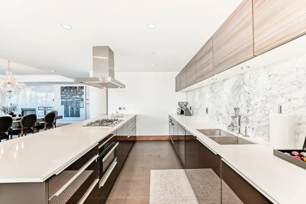 738 1 Avenue SW Calgary AB T2P 5G8