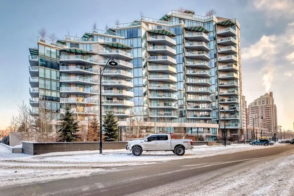 738 1 Avenue SW Calgary AB T2P 5G8
