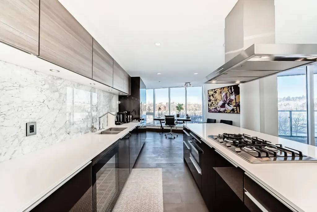 738 1 Avenue SW Calgary AB T2P 5G8