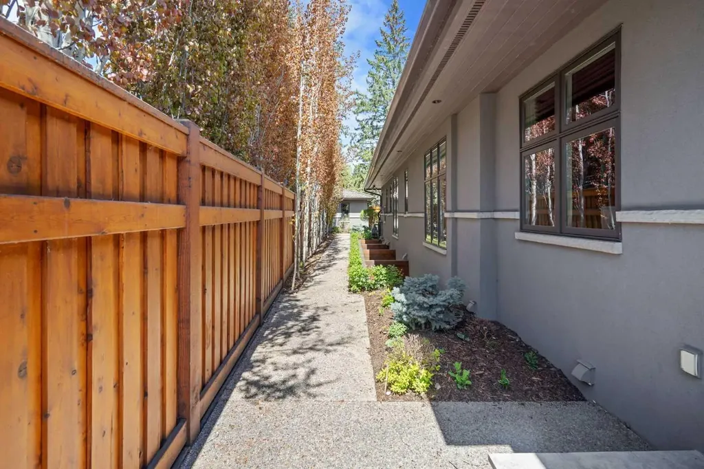 1020 Bel-aire Drive Calgary AB T2V 2B9