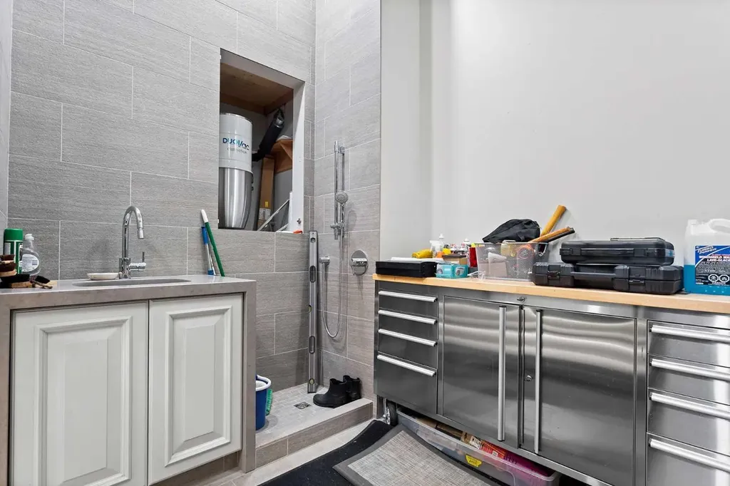 1020 Bel-aire Drive Calgary AB T2V 2B9