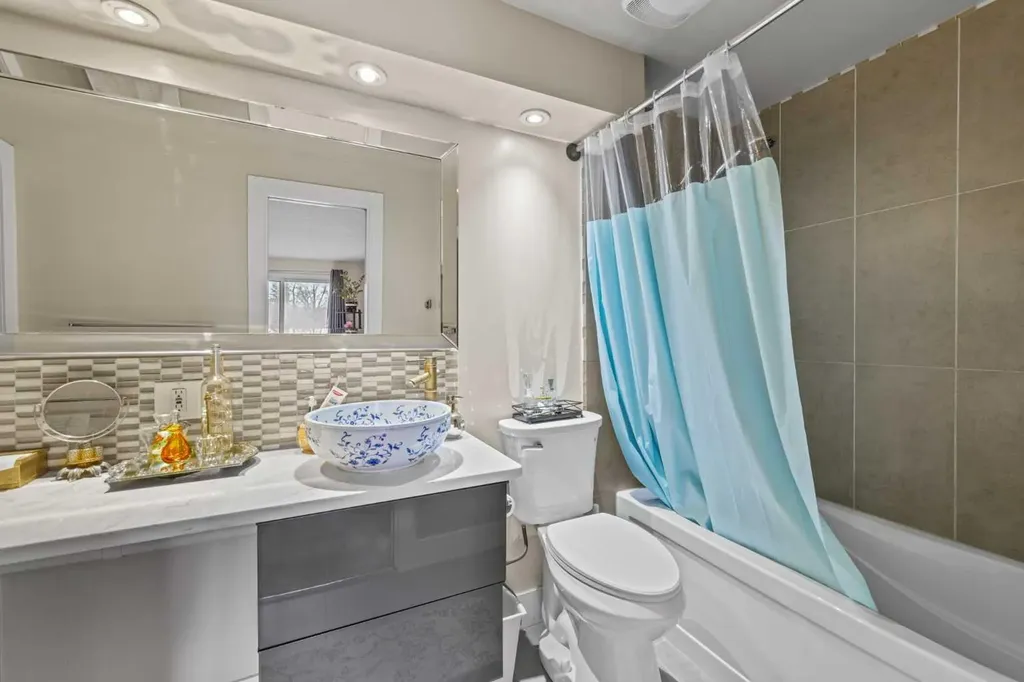 305 25 Avenue SW Calgary AB T2S 0L8