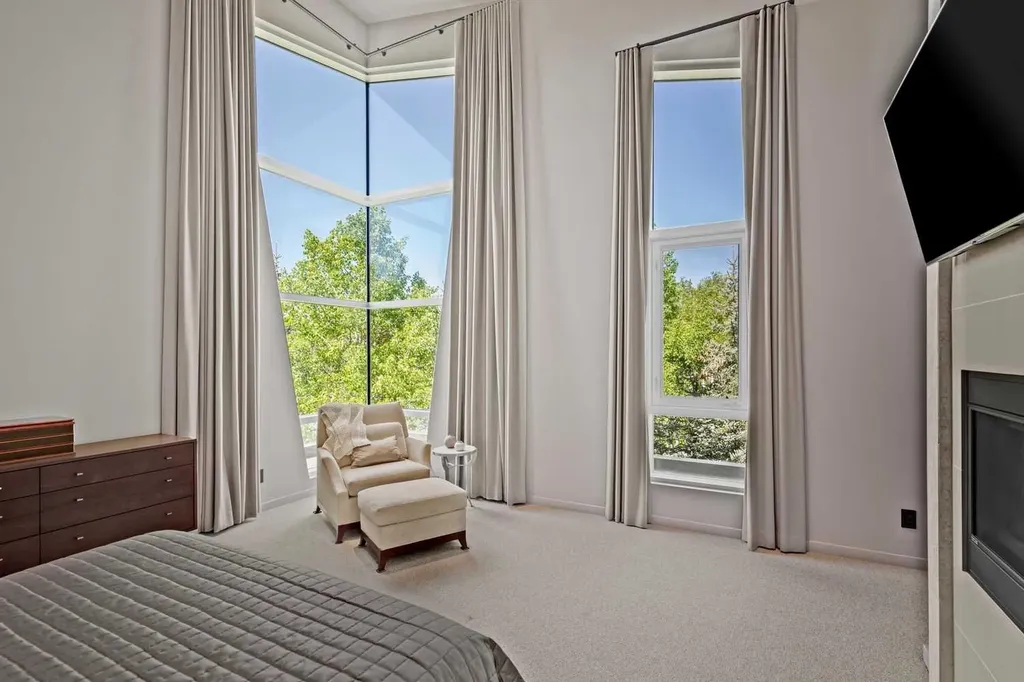 25 Posthill Drive SW Calgary AB T3H 0A8
