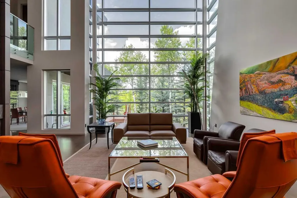 25 Posthill Drive SW Calgary AB T3H 0A8