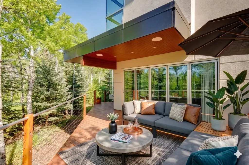 25 Posthill Drive SW Calgary AB T3H 0A8
