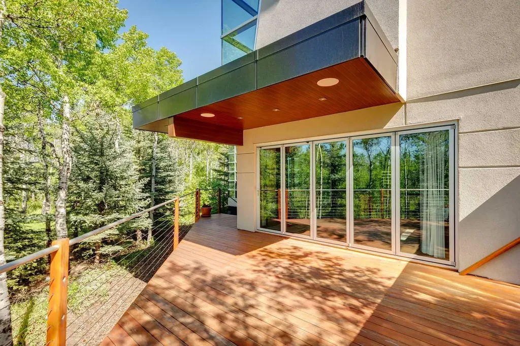25 Posthill Drive SW Calgary AB T3H 0A8