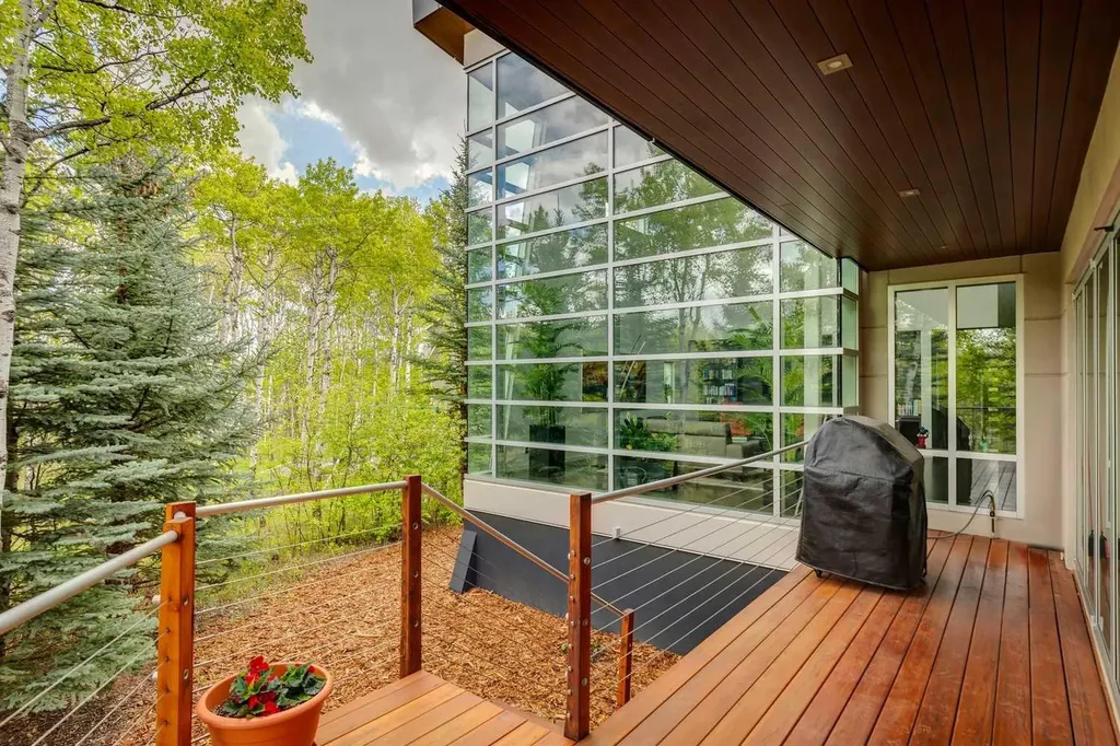 25 Posthill Drive SW Calgary AB T3H 0A8
