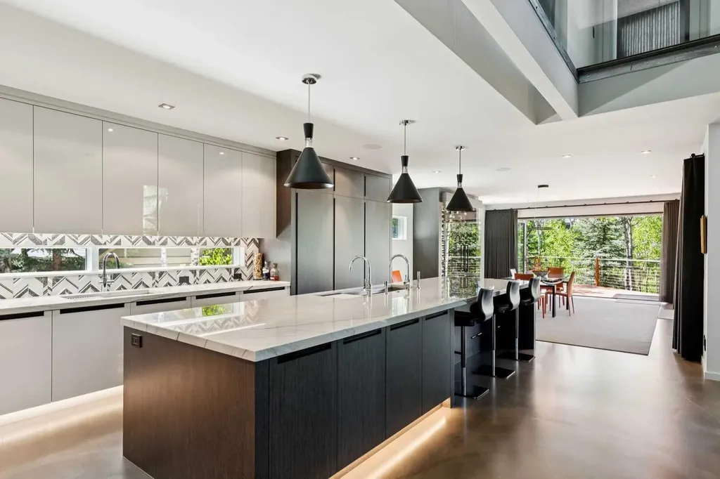 25 Posthill Drive SW Calgary AB T3H 0A8