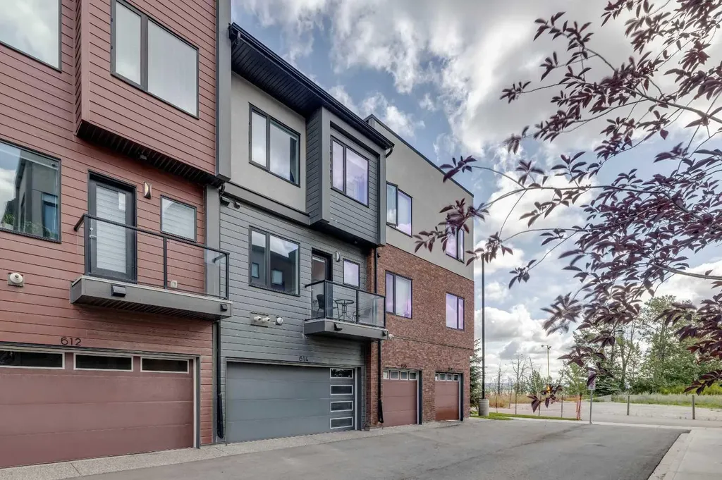 614 Greenbriar Common NW Calgary AB T3B 6J2