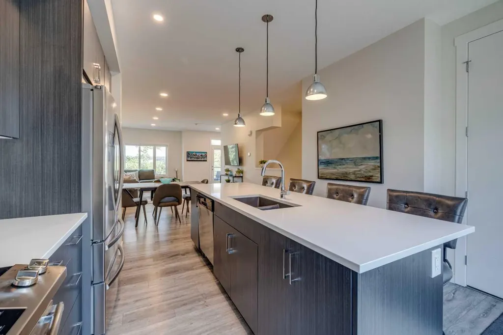 614 Greenbriar Common NW Calgary AB T3B 6J2
