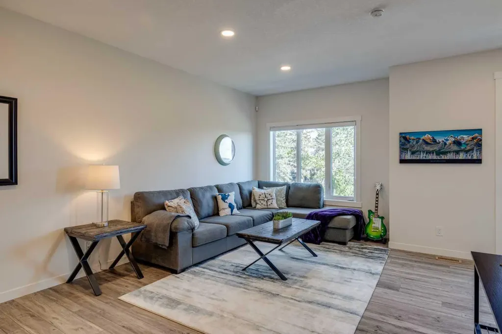 614 Greenbriar Common NW Calgary AB T3B 6J2