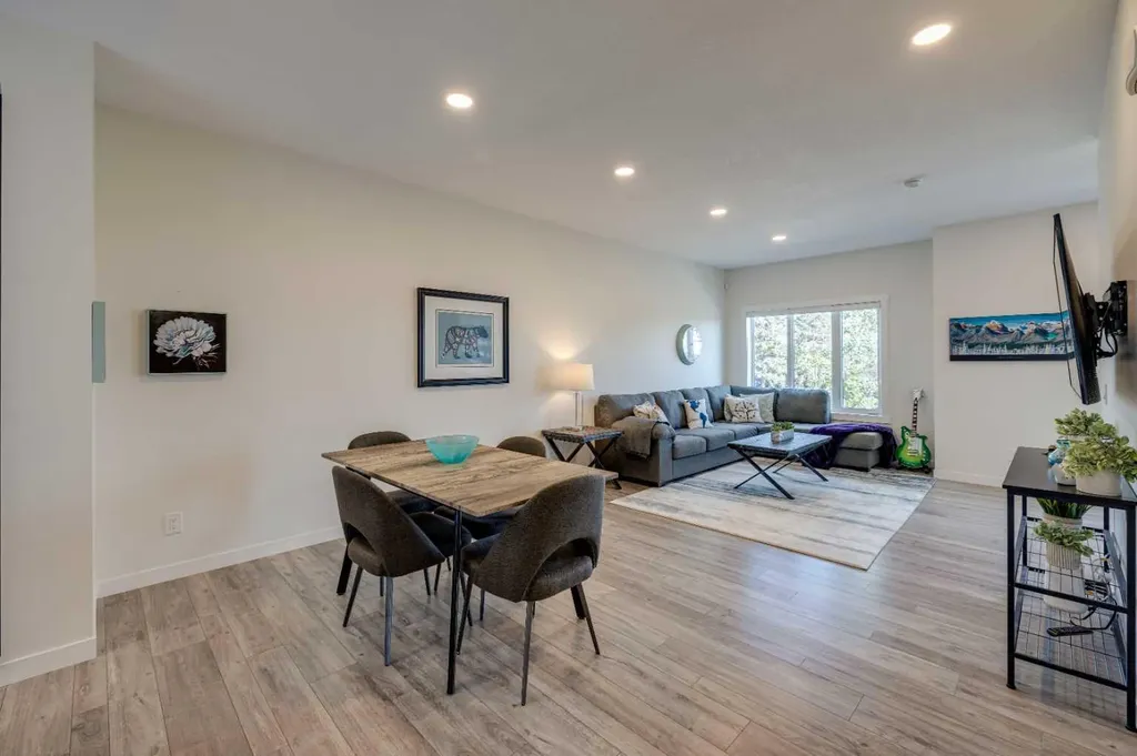 614 Greenbriar Common NW Calgary AB T3B 6J2