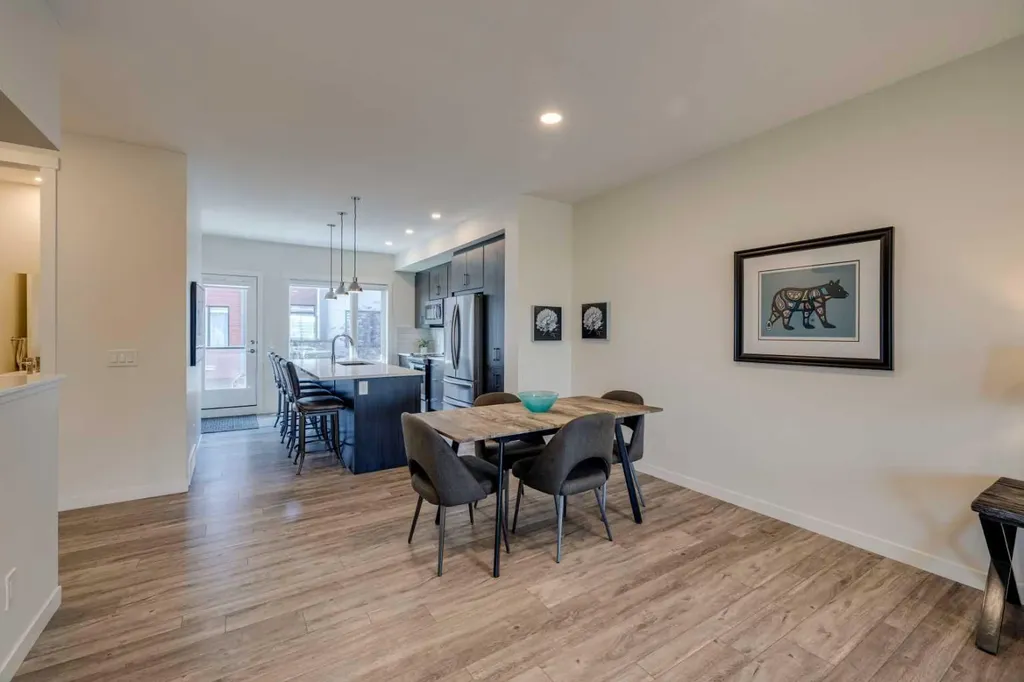 614 Greenbriar Common NW Calgary AB T3B 6J2