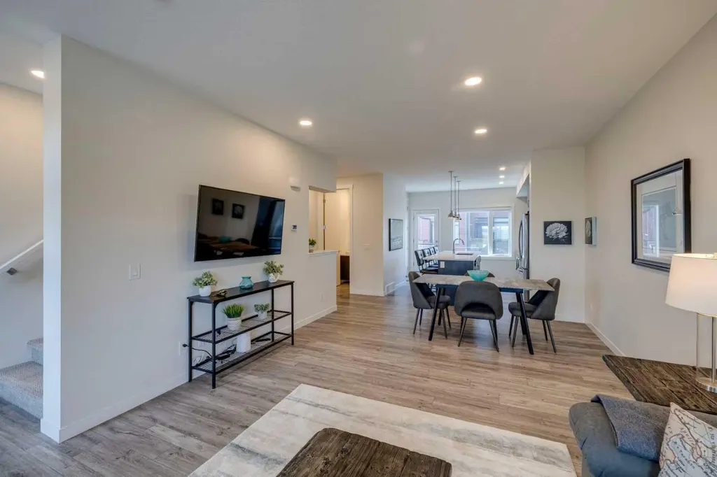 614 Greenbriar Common NW Calgary AB T3B 6J2