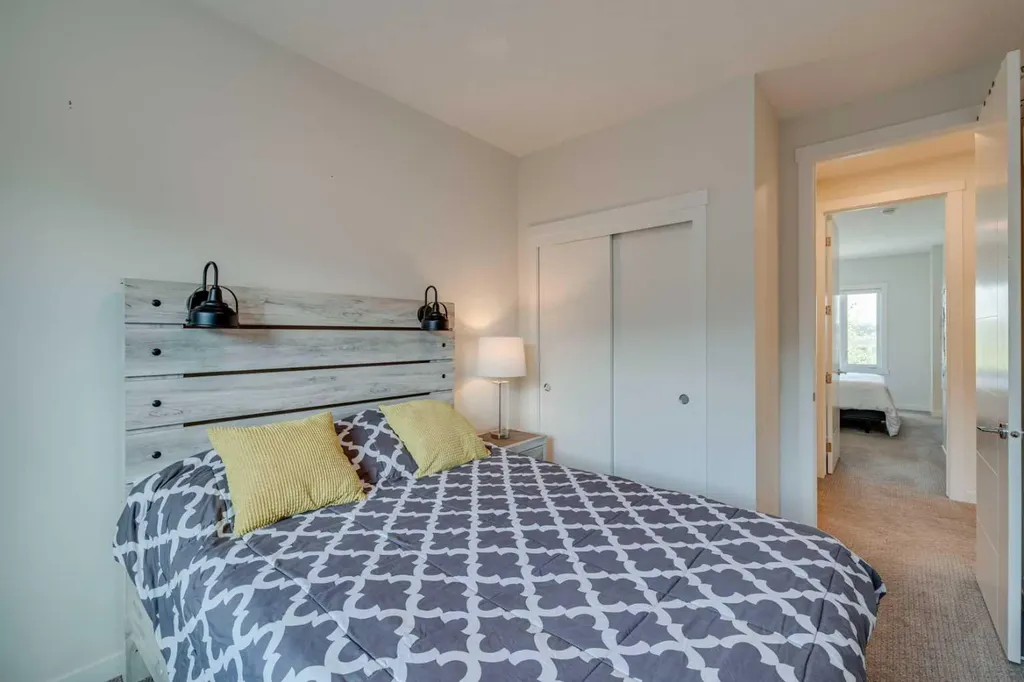 614 Greenbriar Common NW Calgary AB T3B 6J2