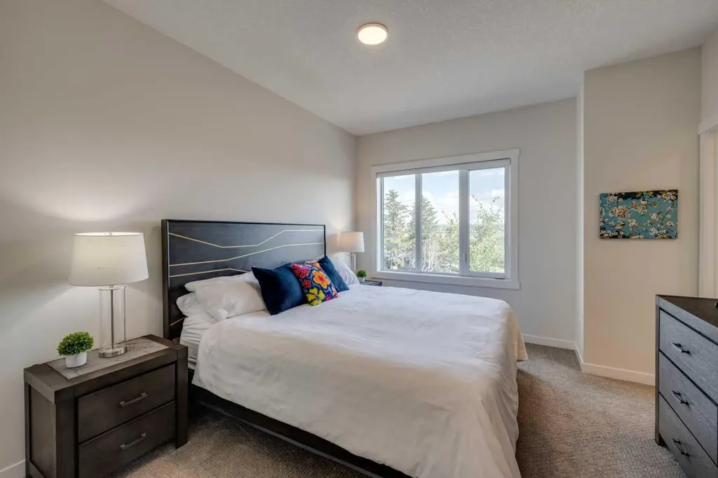614 Greenbriar Common NW Calgary AB T3B 6J2